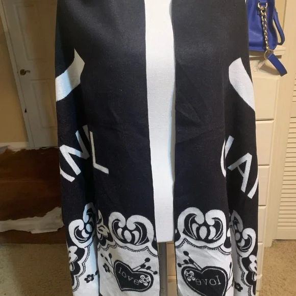 Vintage new “CHANEL”Monochrome Logo Scarf - Picture 2 of 7